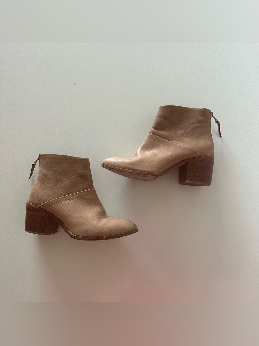 Nisolo Dari Commuter Block Heel Ankle Boots Back Zip Almond 8.5 Leather